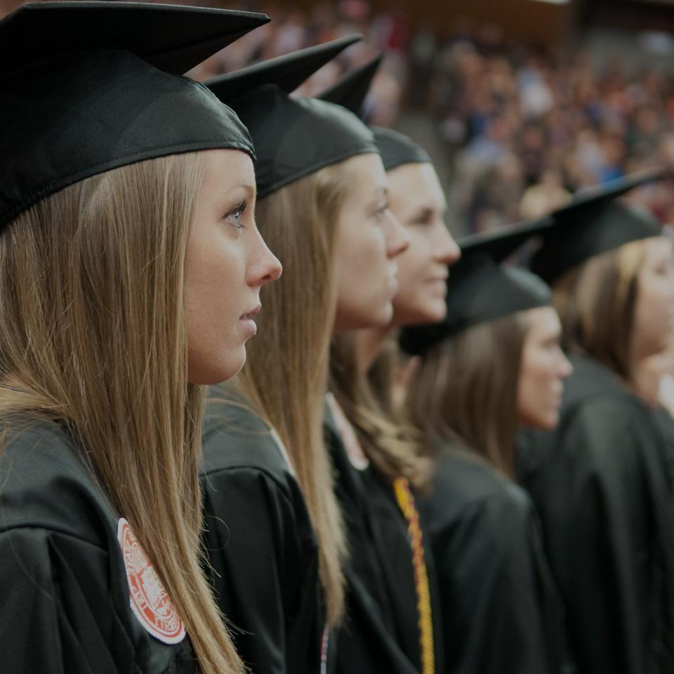 学生们戴着学士帽，站在毕业典礼上.